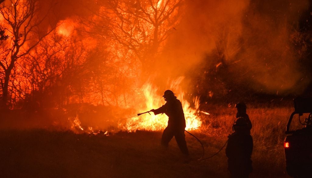 Feux foret pompier Flamme Arbre végétation Plusieurs centaines de pompiers sont mobilisés dans toute la France pour éteindre les incendies de forêts actuellement en cours.