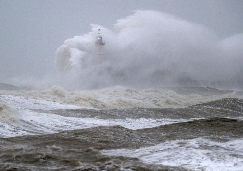 Tempestade Jorge impacta parte da Europa com chuvas, ventos fortes, neve e ressaca marítima.