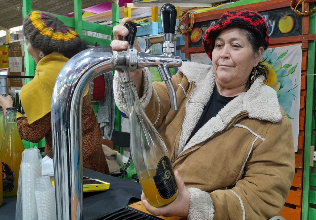 Las sidras industriales suelen ser más dulces que las artesanales o "naturales", que tienden a ser más secas (con poco azúcar), dejando que resalten los sabores fermentados.