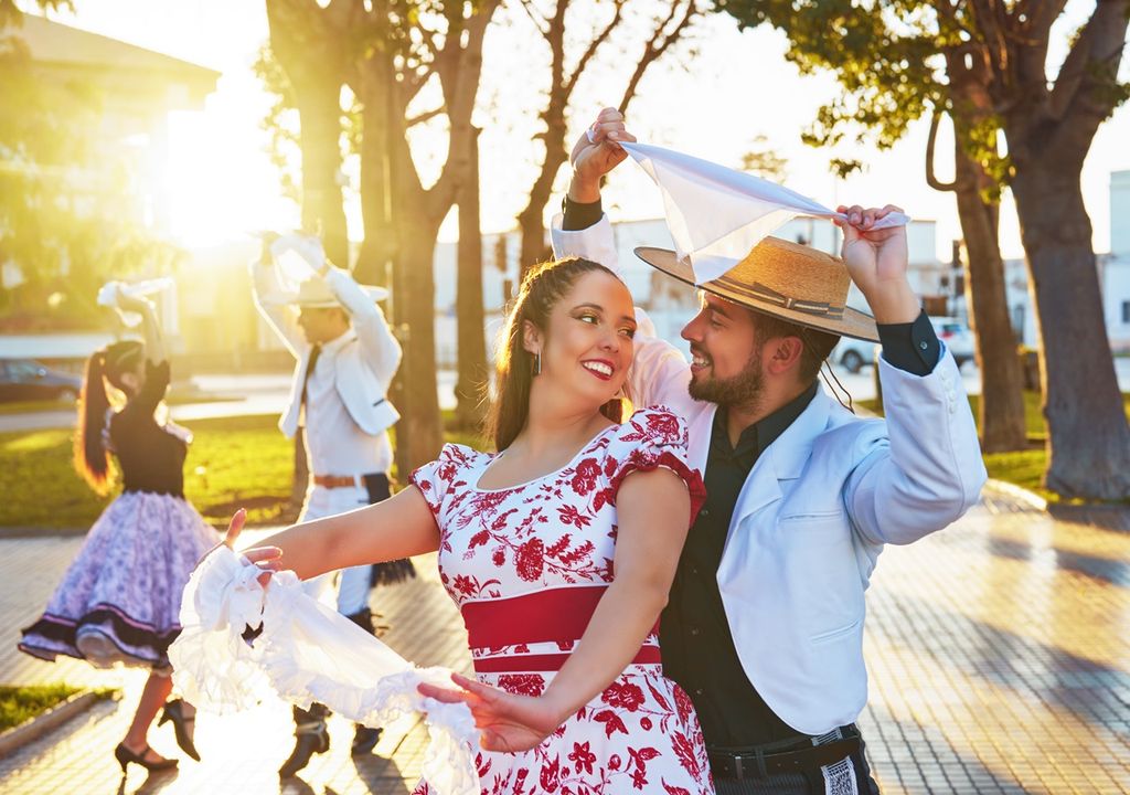 Personas bailando cueca en una plaza