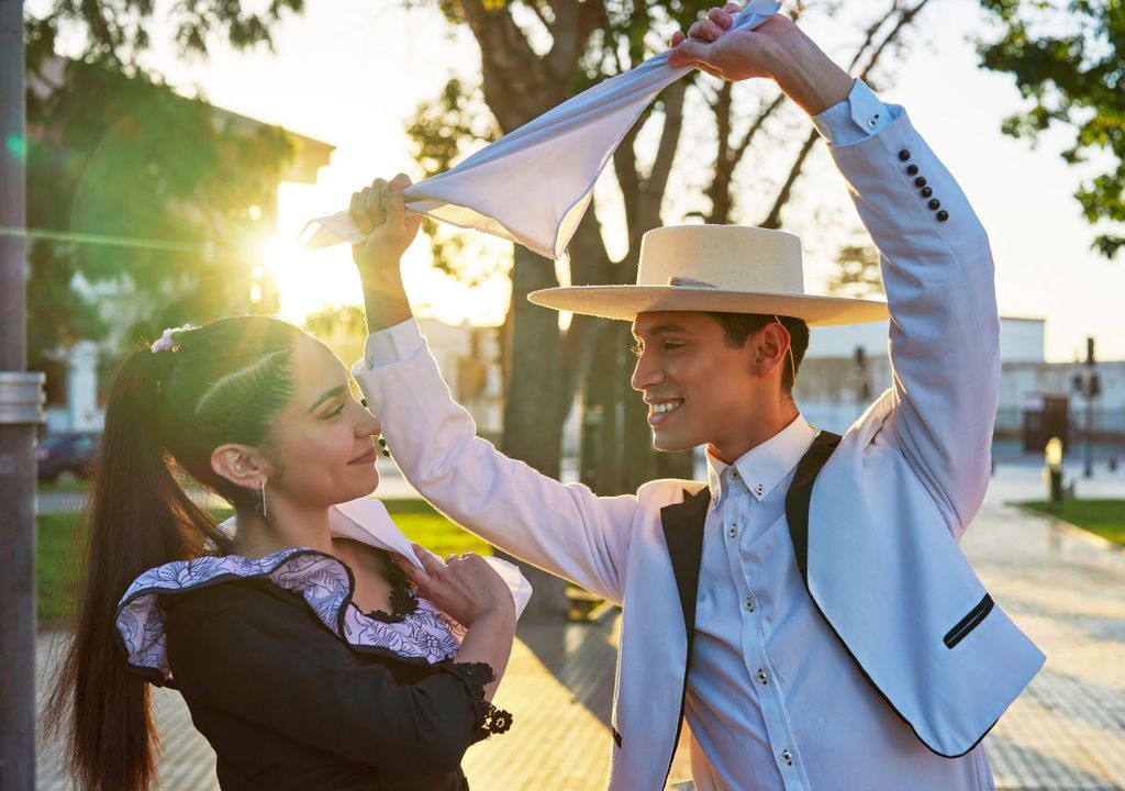 Pareja de jóvenes bailando cueca, Meteored, Chile