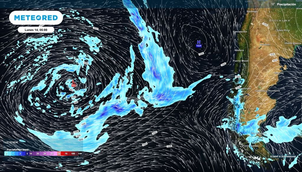 El anticiclón sigue dominando Chile y frena los frentes. Una baja presión organiza lluvia sobre el Pacífico y el extremo sur: chubascos entre Los Lagos y Magallanes; el centro se mantiene seco.