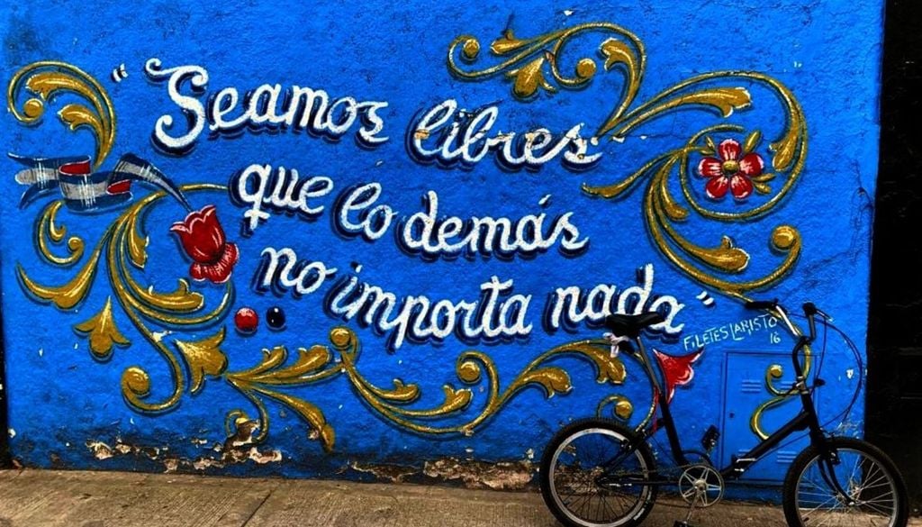 Filosofía al paso con píldoras de sabiduría popular: uno de los grandes aciertos del arte urbano a través del fileteado porteño. Filosofía al paso con píldoras de sabiduría popular: uno de los grandes aciertos del arte urbano a través del fileteado porteño.