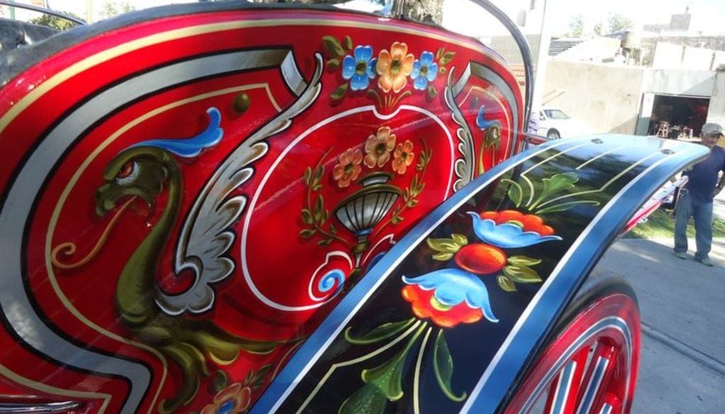 Fileteado porteño: radiografía de un arte callejero que se convirtió en el ADN visual de Buenos Aires. Fileteado porteño: radiografía de un arte callejero que se convirtió en el ADN visual de Buenos Aires.