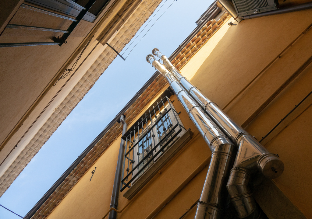 Mantener desagües, drenajes y rejillas limpias evita que se junte agua en sitios no preparados para resistirla en grandes cantidades.