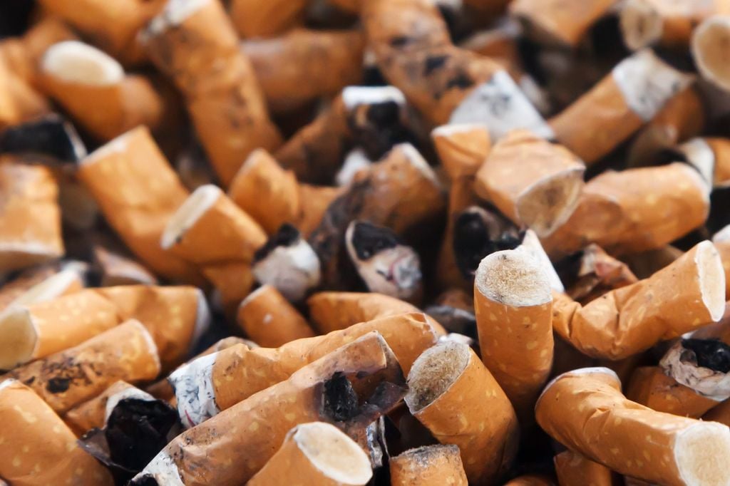 Los filtros de cigarrillos son una fuente subestimada de contaminación por microplásticos. Imagen de PXHERE.com