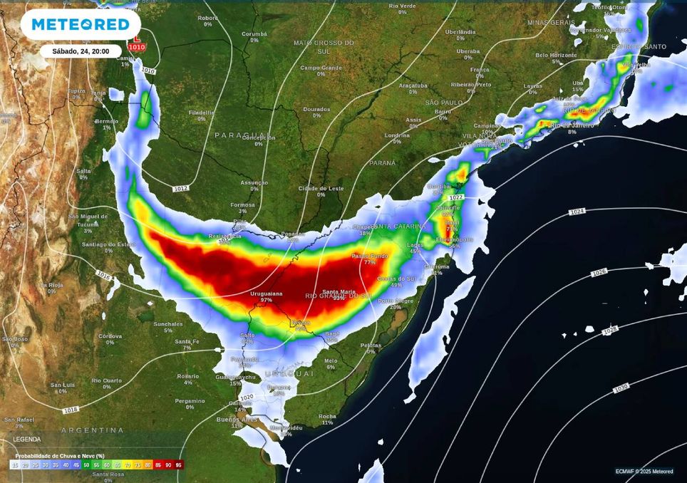 A atuação de um cavado (representado pelas linhas de pressão curvadas sobre o Rio Grande do Sul) no sábado (24) aumenta a probabilidade de chuva (escala de cores).