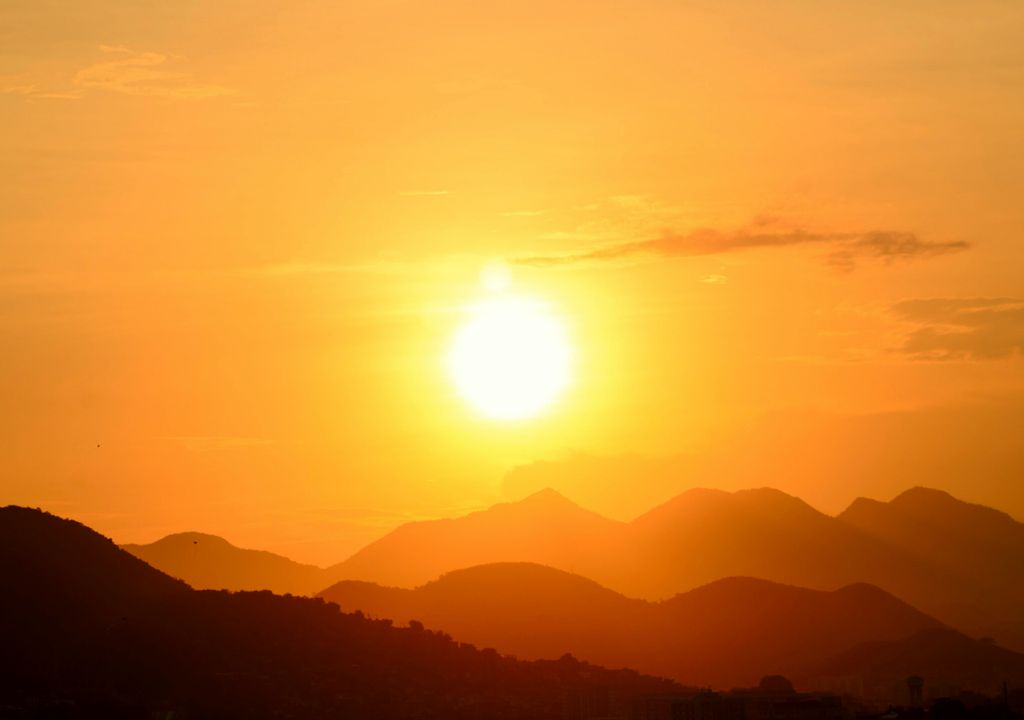 Sol entre montanhas, clima quente e seco. Sol entre montanhas, clima quente e seco.