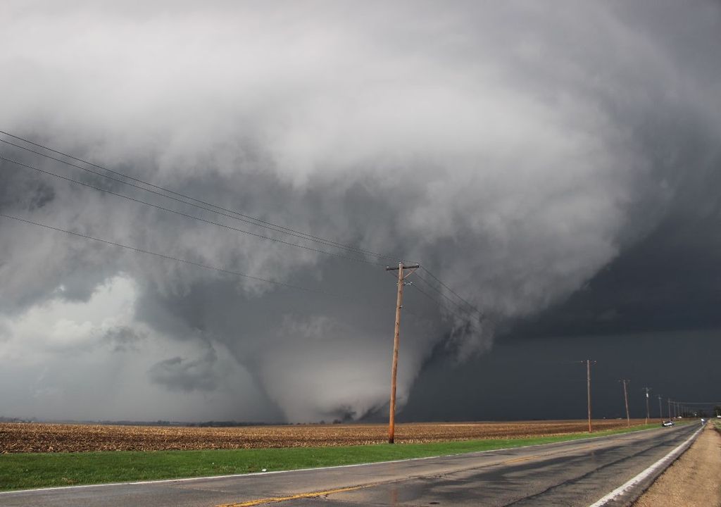 Um surto de tempo severo gerou várias ocorrências de granizo, tornado e ventos fortes nos Estados Unidos.