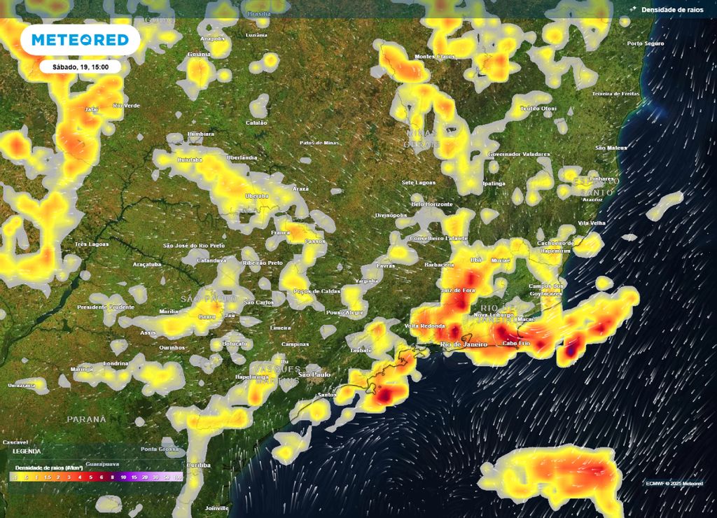 Mapa de densidade de raios para sábado (19) destaca as áreas com maior potencial de tempestades. Mapa de densidade de raios para sábado (19) destaca as áreas com maior potencial de tempestades.
