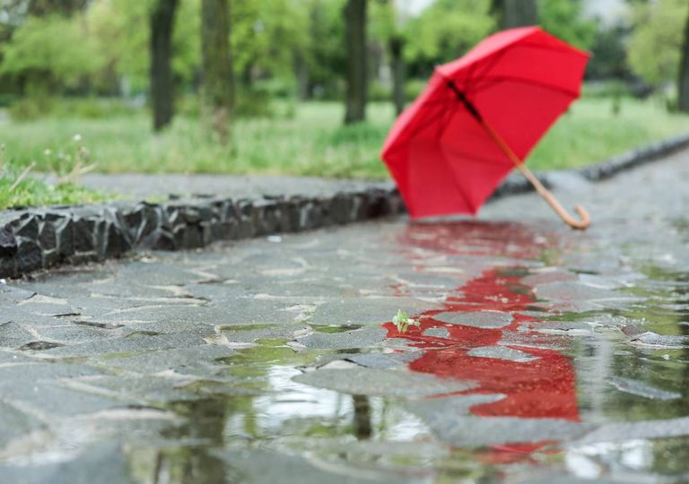 Guarda-chuva vermelho tombado devido ao vento Guarda-chuva vermelho tombado devido ao vento