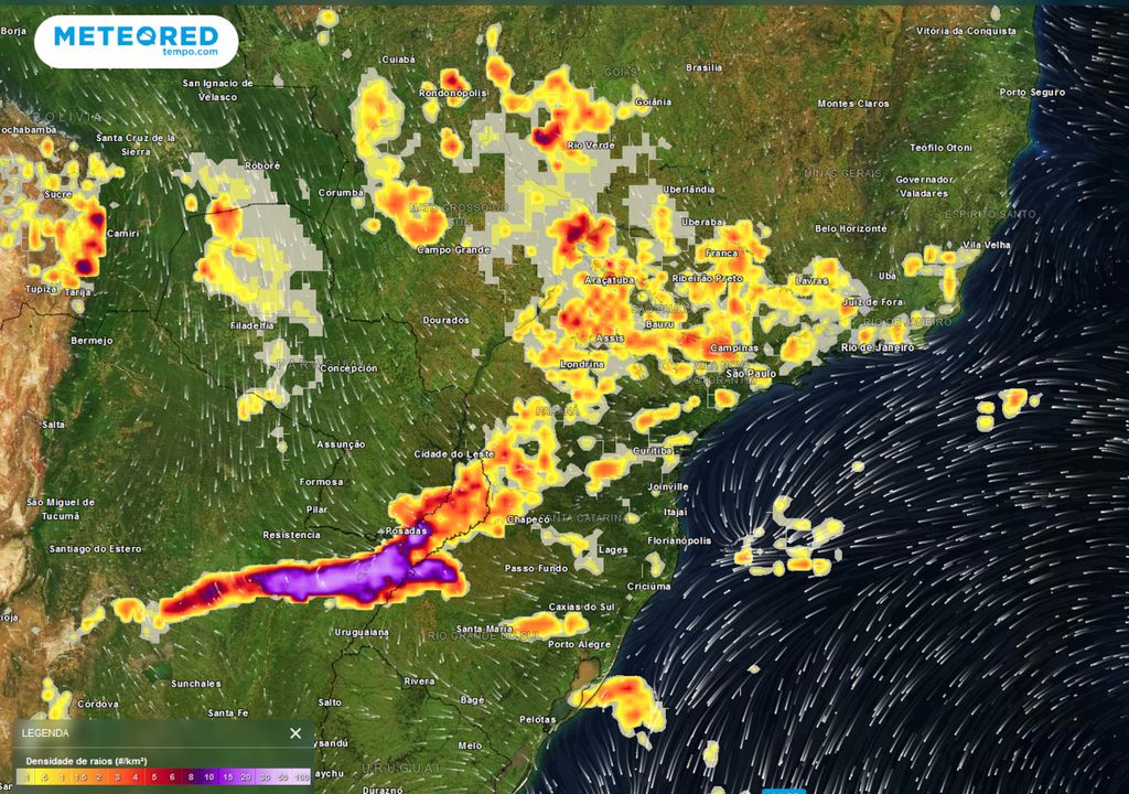 Mapa de densidade de raios prevista para sábado (09) durante a tarde