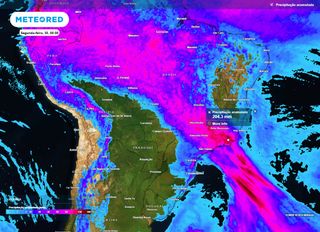 Fim de semana sob ZCAS: Acumulados de chuva podem chegar aos 200 mm e INMET emite alerta laranja para 5 estados