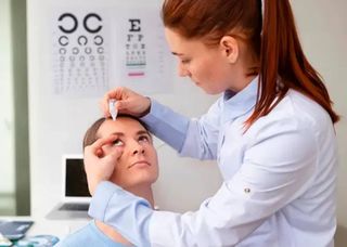 Fim dos óculos e lentes? Agência americana aprova colírio inovador que corrige a visão de perto