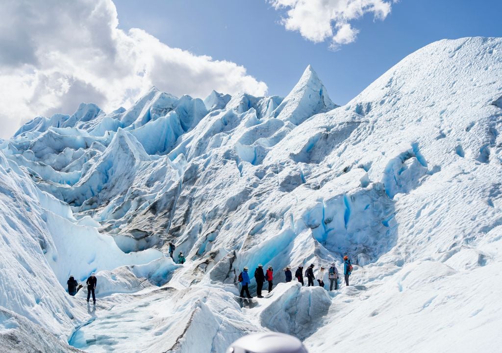 Glaciar Perito Moreno, El Calafate. El glaciar Perito Moreno es un conocido sitio para hacer caminatas sobre hielo en Argentina.