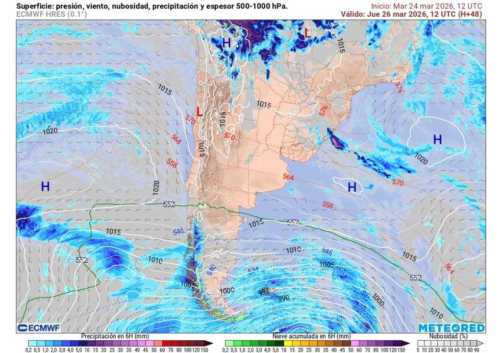 Alta presión domina la zona central, manteniendo cielos despejados, mientras una baja costera comienza a desarrollarse frente al litoral.