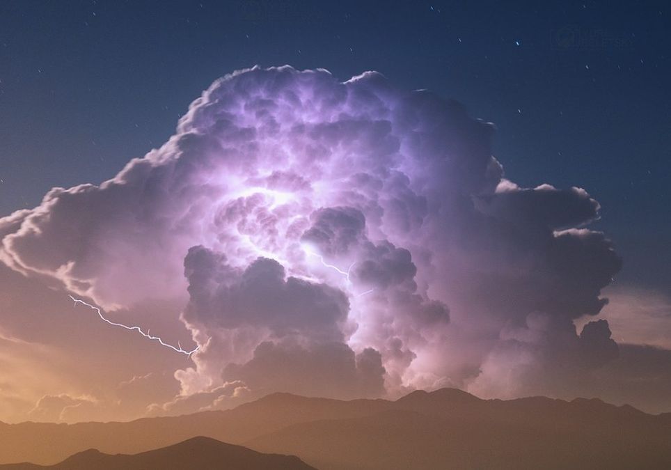 Nube "cumulonimbus" generando tormenta Nube "cumulonimbus" generando tormenta