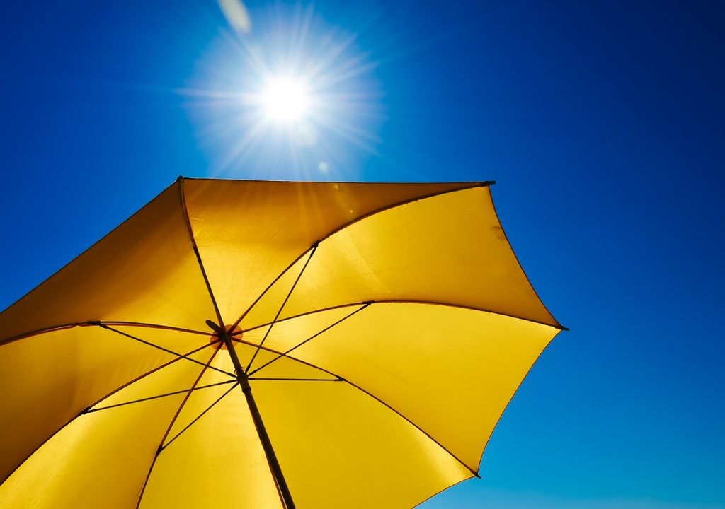 Quitasol amarillo; calor; radiación solar
