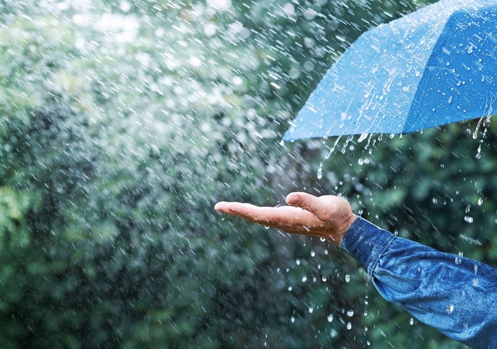 Persona con paraguas bajo la lluvia