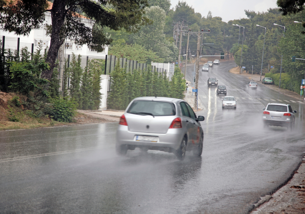 auto en movimiento bajo la lluvia. auto en movimiento bajo la lluvia.