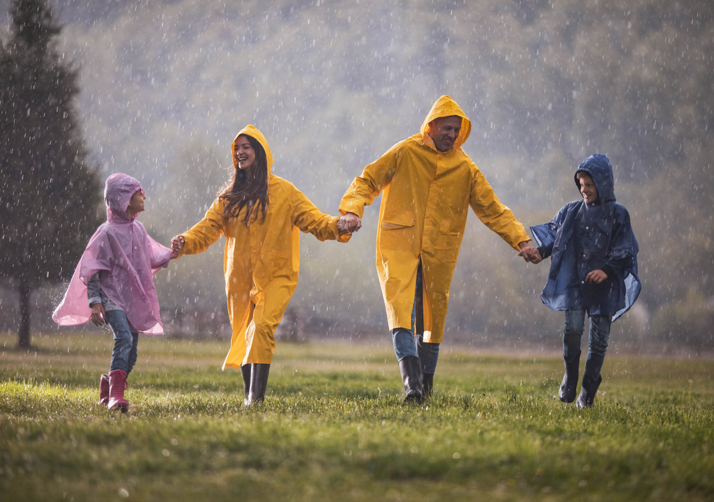 familia bajo la lluvia.