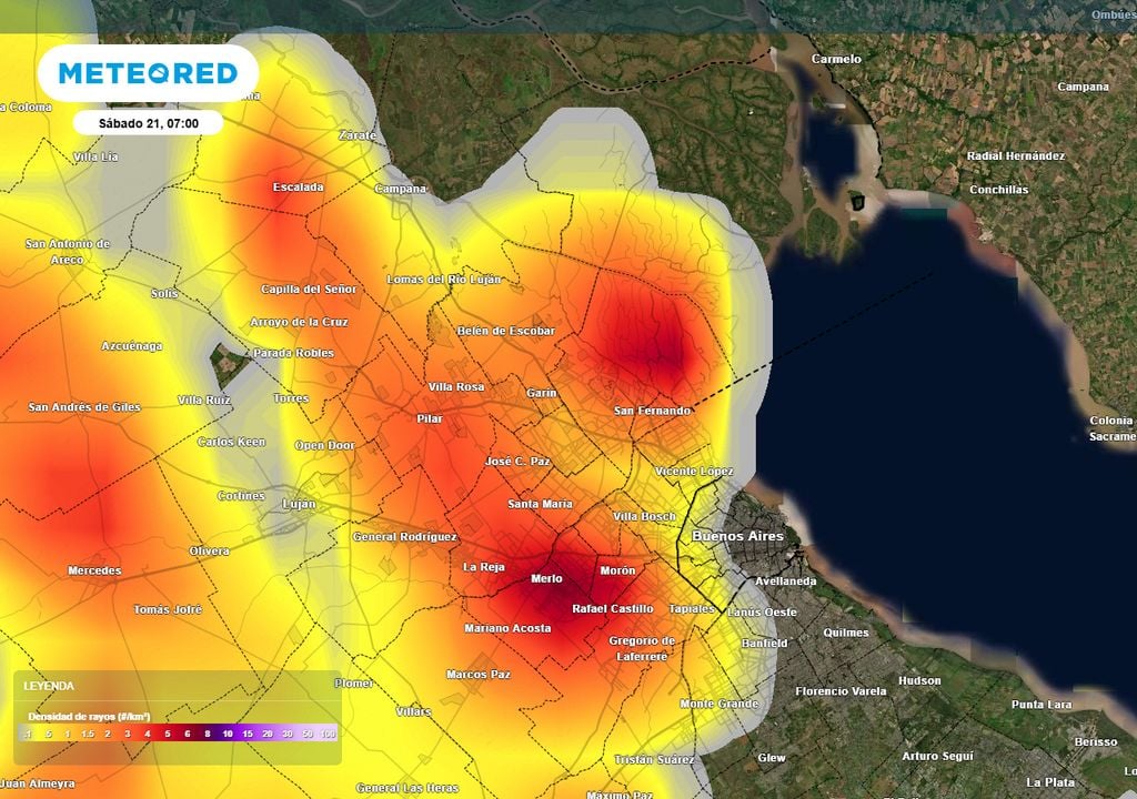 Mapa de densidad de rayos/km2 al amanecer del sábado 21, de acuerdo con nuestro modelo meteorológico de referencia, el ECMWF. La mejor recomendación es esperar al domingo para navegar de manera segura.