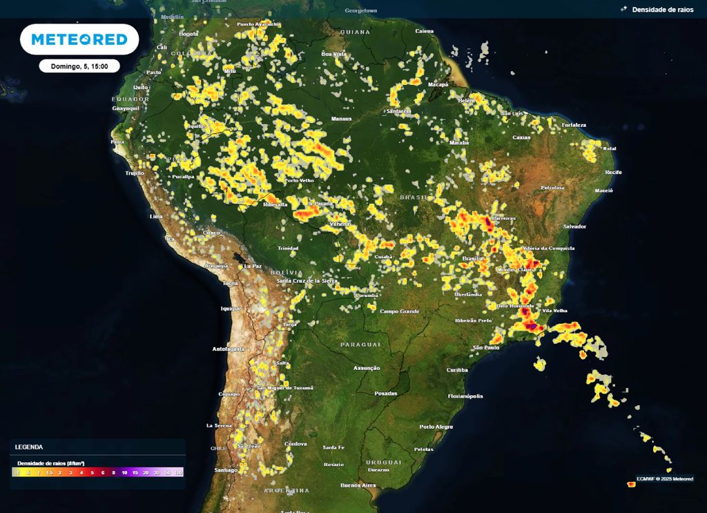 Previsão de densidade de raios para a tarde de domingo (05). Previsão de densidade de raios para a tarde de domingo (05).
