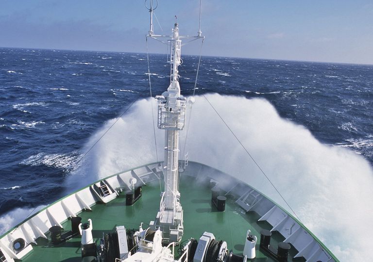 Barco rompiendo olas en el océano Barco rompiendo olas en el océano