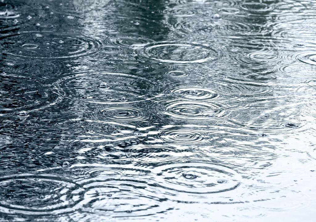 lluvia cayendo sobre una superficie de agua