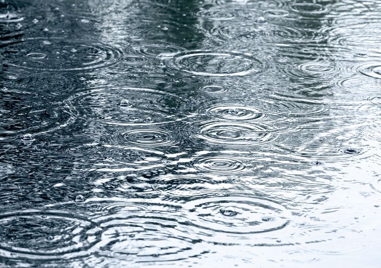 lluvia cayendo sobre una superficie de agua lluvia cayendo sobre una superficie de agua