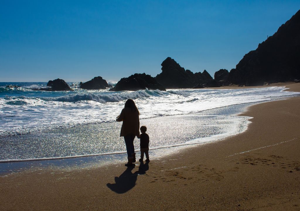 mamá e hijo visitando la playa mamá e hijo visitando la playa
