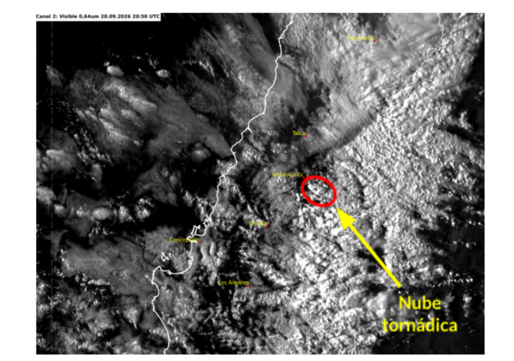 Imagen satelital GOES-19 muestra la nube convectiva asociada al tornado de Longaví, identificada sobre la Región del Maule durante la tarde del 20 de septiembre de 2026. Crédito: DMC.