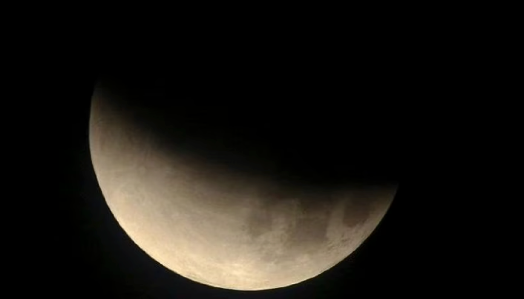 Eclissi Luna L'eclissi della notte tra il 27 e 28 Agosto sarà molto profonda (96%) ma non totale, per cui non ci sarà il fenomeno della Luna rossa.