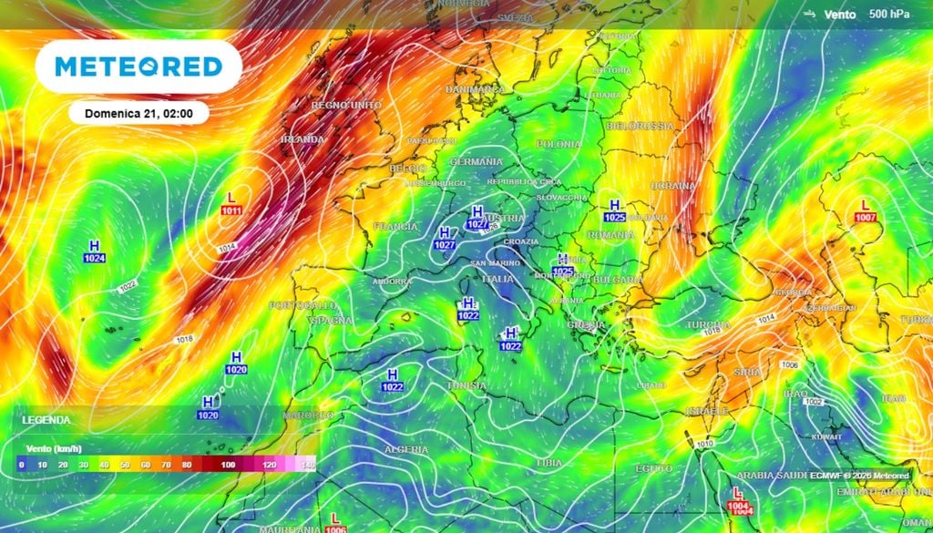 Mappa della circolazione prevista in libera atmosfera per domenica 21. La tendenza per i giorni successivi, potremmo avere un parziale affievolimento dell'anomalia termica. Un parziale riassetto della circolazione, con una possibile riapertura del flusso atlantico da nord-ovest, potrebbe favorire una maggiore ventilazione sul bacino centrale del Mediterraneo.