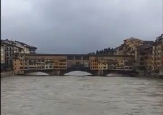 Firenze e Pisa in allerta per la piena del fiume Arno: i video