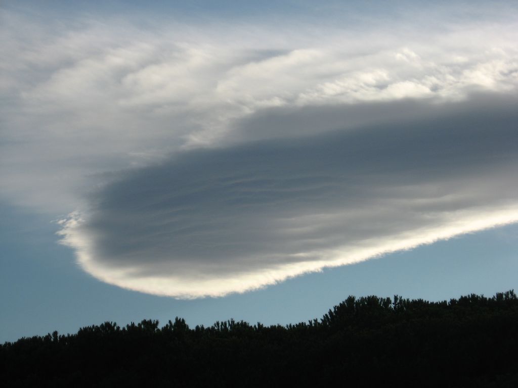 gestapelte lennticularis Wolke