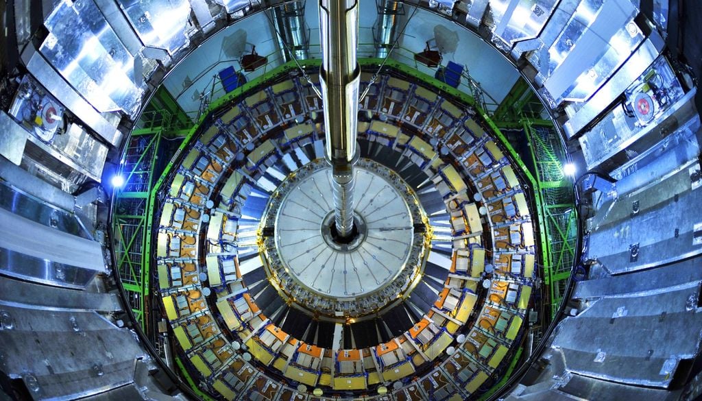 Molte teorie scientifiche della fisica moderna si scontrano con dei limiti di verificabilità, spesso dovuti a gap tecnologici, ancora lontani dal poter produrre strumenti realmente utili o troppo costosi, o la cui realizzazione richiede comunque anni o decenni, come gli acceleratori di particelle di prossima generazione. Nell'immagine l'LHC di Ginevra (Large Hadron Collider)