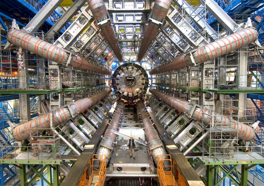 O maior acelerador de partículas do mundo, o LHC, foi fundado pelo CERN para responder perguntas sobre partículas e interações.