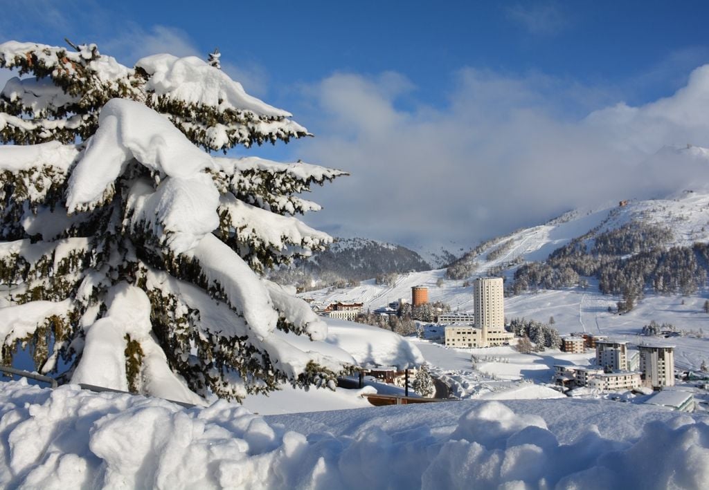 Sestriere - comprensorio della Via Lattea. Le Alpi italiane, nei prossimi giorni, riceveranno altre abbondanti nevicate.