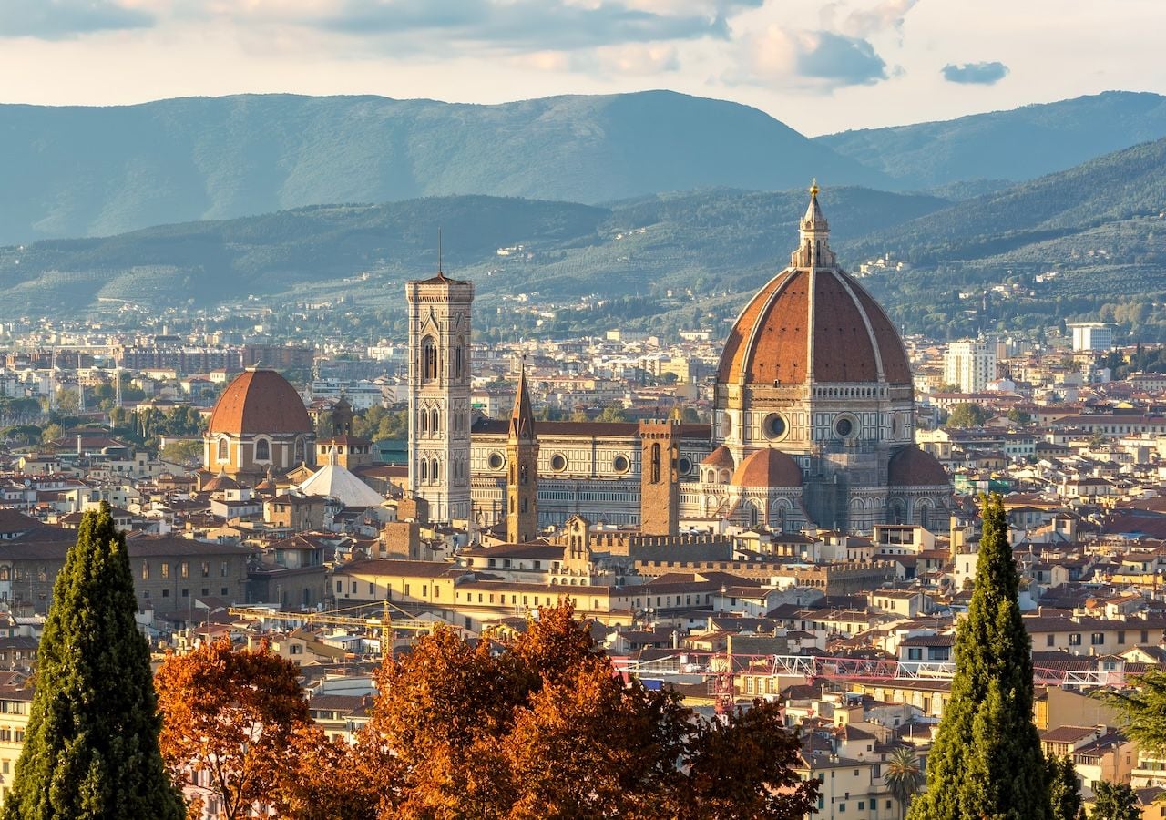 El skyline de la ciudad se reconoce por sus tejados rojizos y la silueta del Duomo, mientras el río Arno refleja siglos de historia y tradiciones intactas.