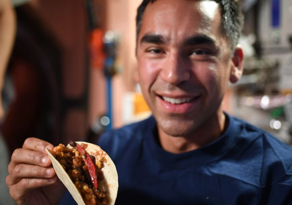 Astronauta con taco en la mano en la Estación Espacial Internacional, NASA