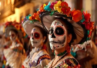 Flores en el adiós: el simbolismo de los arreglos florales en sepelios y cementerios