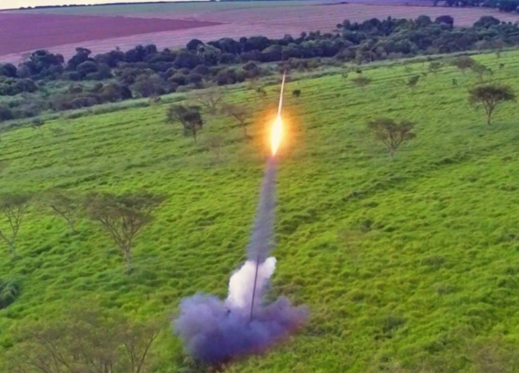 Imagem do lançamento do foguete com motor de propulsão híbrida. Crédito: Divulgação/Projeto Jupiter.