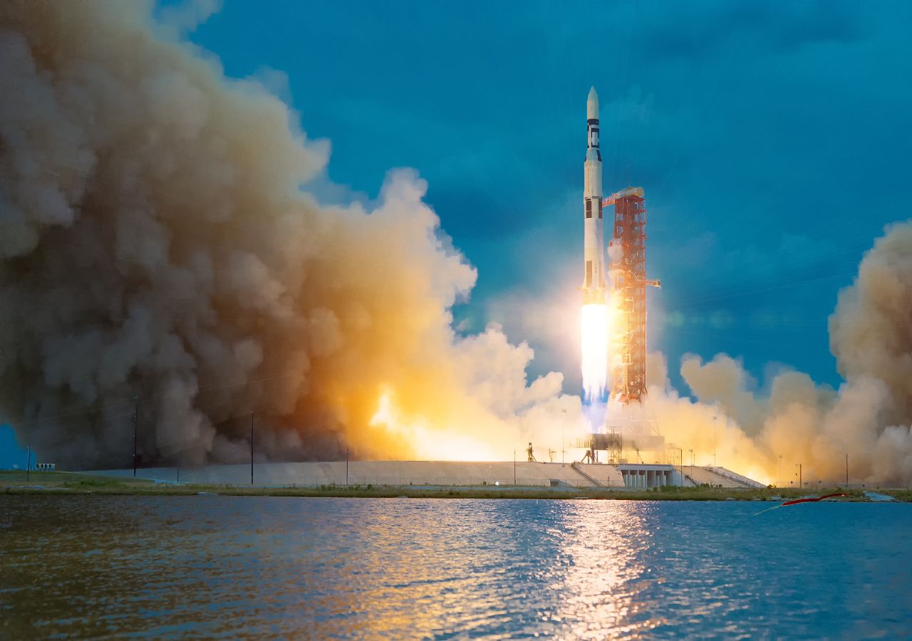 Foguete espacial descola de território norte americano em direção ao espaço.