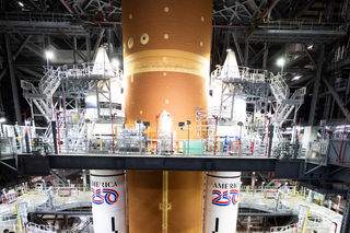 Foguete que levar&aacute; astronautas para a &oacute;rbita da Lua &eacute; colocado na plataforma de lan&ccedil;amento