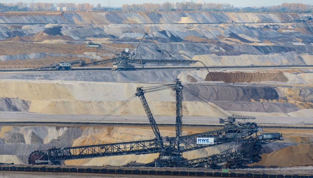 Tagebau Inden Der Braunkohleabbau – wie hier im Tagebau Inden – hat nicht nur vor Ort verheerende Folgen. Wissenschaftler konnten nun nachweisen, dass sich der Boden in der Region verformt. Bild: CEphoto/Uwe Aranas