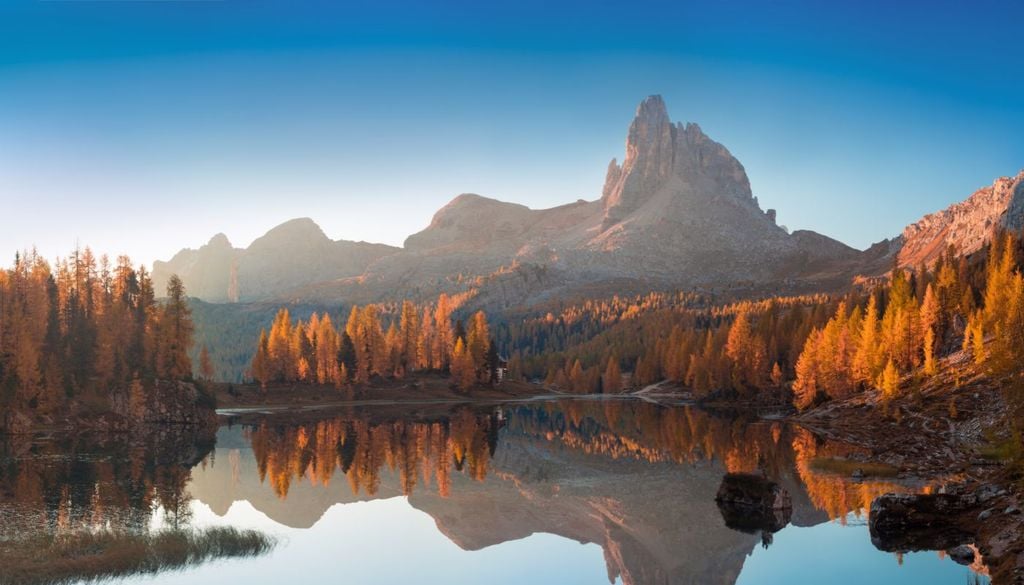Tra i laghi alpini lo spettacolo del foliage si fa ancora più suggestivo, con gli alberi che si specchiano nell'acqua