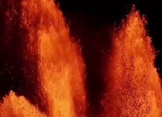 Fontane di lava alte come la Torre Eiffel sul vulcano Kilauea, alle Hawaii: i video sono spettacolari 