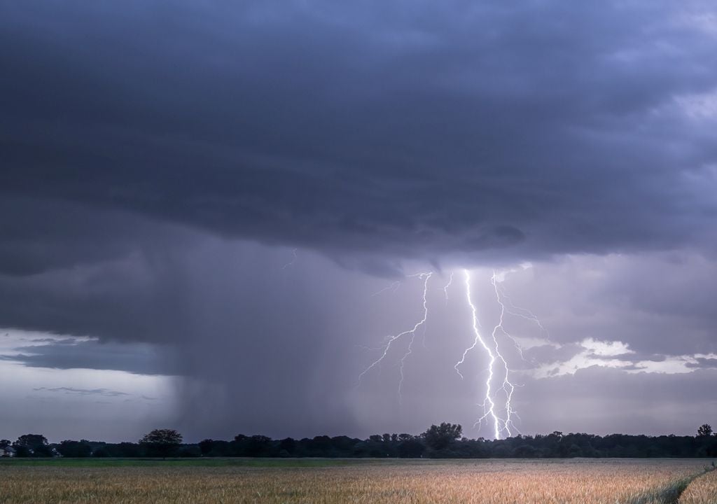 O sistema e sua frente fria Avançam pelo país a partir da segunda-feira, trazendo risco de tempestades severas especialmente para a região sul - com destaque para o Rio Grande do Sul.