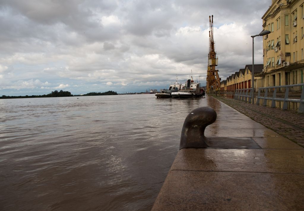 Nos últimos dias o rio Guaíba ultrapassou a cota de inundação e transbordou sobre partes de Porto Alegre (RS).